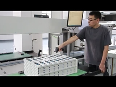 بطارية شمسية مثبتة على الحائط